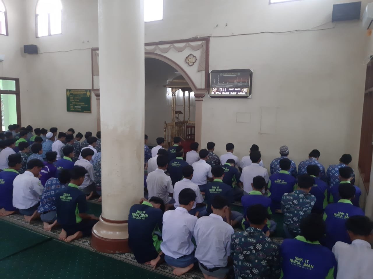 Sholat Berjamaah Siswa SMK IT Nurul Iman